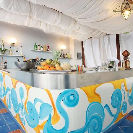 Iris Hotel 3*